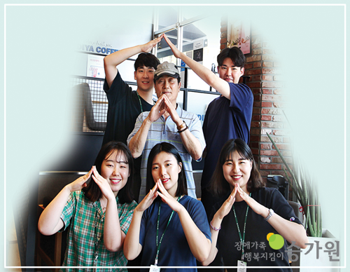 제21기 복지실습장학생과 김우태후원가족님(가운데)